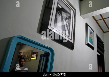 Jan 16, 2008 - Bantul, Yogyakarta, Indonésie - Portraits de famille dans la maison de Suharto. La maison où Suharto est né dans le village de Kemusuk à Bantul, Yogyakarta. Depuis que l'ancien président indonésien a été hospitalisé, chaque nuit des centaines d'habitants de Kemusuk prient pour lui (crédit image : JiwaFoto/ZUMAPRESS.com) Banque D'Images