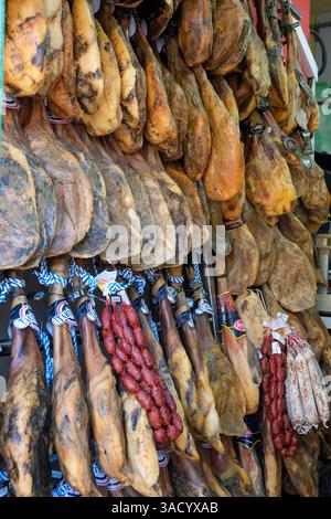 Rhonda, Espagne. Jambes de Jamon Iberico suspendues à vendre dans le magasin local. Banque D'Images