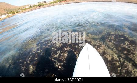 Planche de surf dans l'eau sur l'île Cap-Vert de Santiago Banque D'Images