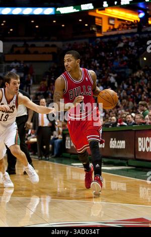 04 février 2012 Milwaukee, WI. Bradley Center..Chicago Bulls Derrick Rose #1 dribble sur le court, Rose a obtenu 26 points et 13 passes décisives contre les Bucks de Milwaukee ce soir..Chicago Bulls a gagné sur les Bucks de Milwaukee 113-90. Mike McGinnis/CSM. (Crédit image : © Mike McGinnis/Cal Sport Media/ZUMAPRESS.com) Banque D'Images