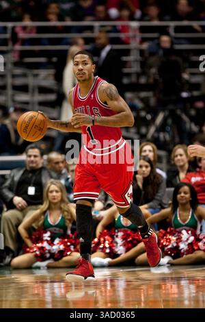 04 février 2012 Milwaukee, WI. Bradley Center..Chicago Bulls Derrick Rose #1 dribble sur le court, Rose a obtenu 26 points et 13 passes décisives contre les Bucks de Milwaukee ce soir..Chicago Bulls a gagné sur les Bucks de Milwaukee 113-90. Mike McGinnis/CSM. (Crédit image : © Mike McGinnis/Cal Sport Media/ZUMAPRESS.com) Banque D'Images