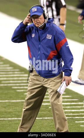 Feb. 5, 2012 - Indianapolis, IN, USA - L'entraîneur Tom Coughlin des Giants de New York est vu sur le terrain dans la première moitié du Superbowl XLVI le dimanche 5 février 2012, au Lucas Oil Stadium à Indianapolis, Indiana. (Crédit image : © Terry Gilliam/MCT/MCT/ZUMAPRESS.com) Banque D'Images
