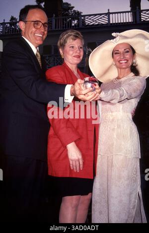 04 juin 2001 ; New York, NY, États-Unis ; photo du dossier : juin 1994. Le maire RUDY GIULIANI et sa femme, l'acteur DONNA HANOVER dans Happier Days, présentant l'acteur SUSAN LUCCI (R) avec le Crystal Apple Award @ Gracie Mansion.. (Crédit image : Nancy Kaszerman/ZUMAPRESS.com) Banque D'Images