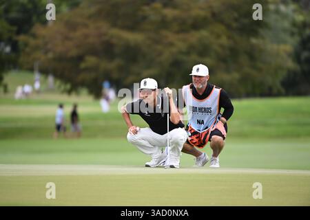 Doral, États-Unis. 04th Apr, 2025. Kevin Na, capitaine de l'Iron Heads GC aligne un putt avec son caddie lors du jour 1 du LIV Golf Invitational 2025 - Miami au Trump National Golf course le 4 avril 2025 à Doral, Floride. (Photo de JC Ruiz/Sipa USA) crédit : Sipa USA/Alamy Live News Banque D'Images