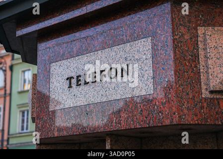 Gros plan de la cabine téléphonique Granite à Wroclaw, Pologne Banque D'Images