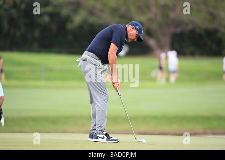 Doral, États-Unis. 04th Apr, 2025. Phil Mickelson, Capitaine des HyFlyers GC putts lors du jour 1 de la LIV Golf Invitational 2025 - Miami au Trump National Golf course le 4 avril 2025 à Doral, Floride. (Photo de JC Ruiz/Sipa USA) crédit : Sipa USA/Alamy Live News Banque D'Images
