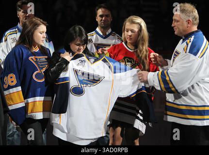 8 novembre 2011 - Louis, MO, USA - ancien joueur de Louis Blues Brett Hull, à droite, présente à Vera Korolev un maillot en mémoire de son mari Igor Korolev, ancien joueur de Louis Blues, décédé le 7 septembre 2011, lorsqu'un avion de passagers Yakovlev Yak-42 s'est écrasé juste à l'extérieur de Yaroslavl, Russie. Korolev et un autre ancien joueur de Blues, Pavol Demitra, également décédé dans l'accident d'avion, ont été honorés lors d'une cérémonie d'avant-match avant le match des Blues contre les Blackhawks de Chicago le mardi 8 novembre 2011, au Scottrade Center à Louis, Missouri. (Crédit image : © Zia Nizami/belle Banque D'Images