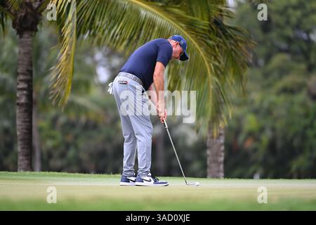 Doral, États-Unis. 04th Apr, 2025. Phil Mickelson, Capitaine des HyFlyers GC putts lors du jour 1 de la LIV Golf Invitational 2025 - Miami au Trump National Golf course le 4 avril 2025 à Doral, Floride. (Photo de JC Ruiz/Sipa USA) crédit : Sipa USA/Alamy Live News Banque D'Images