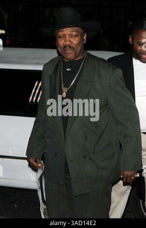 Le boxeur 'Smokin' Joe Frazier est mort après une bataille contre le cancer du foie. Joseph William 'Joe' Frazier (12 janvier 1944 - 7 novembre 2011), ancien champion olympique et incontesté de boxe poids lourds, dont la carrière professionnelle a duré de 1965 à 1976, avec un bref retour en 1981. Frazier a battu Ali sur des points dans le très attendu « combat du siècle ». L'Organisation internationale de recherche en boxe (IBRO) classe Frazier parmi les dix plus grands poids lourds de tous les temps. PHOTO : 13 avril 2005 - New York, New York, États-Unis - le boxeur JOE FRAZIER arrive à la première de New York 'Ring of Fire : Banque D'Images