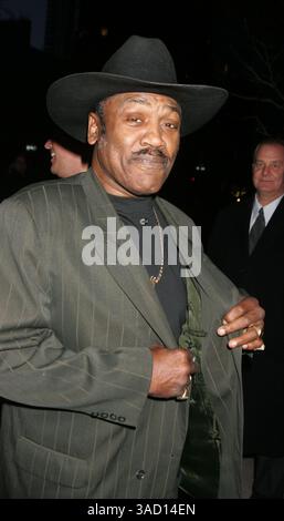 Le boxeur 'Smokin' Joe Frazier est mort après une bataille contre le cancer du foie. Joseph William 'Joe' Frazier (12 janvier 1944 - 7 novembre 2011), ancien champion olympique et incontesté de boxe poids lourds, dont la carrière professionnelle a duré de 1965 à 1976, avec un bref retour en 1981. Frazier a battu Ali sur des points dans le très attendu « combat du siècle ». L'Organisation internationale de recherche en boxe (IBRO) classe Frazier parmi les dix plus grands poids lourds de tous les temps. PHOTO : 13 avril 2005 - New York, New York, États-Unis - Boxer JOE FRAZIER à l'arrivée de la première de New York 'Ring Banque D'Images