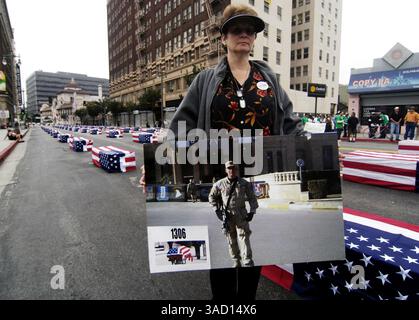 24 septembre 2005 - Los Angeles, Californie, États-Unis - mère étoile d'or Vickie Castro, de Corona, Californie, tient une photo de son fils, le caporal Jonathan Castro, tué au combat en Irak le 21/12/04, avant de marcher vers le bâtiment fédéral dans le centre-ville de Los Angeles, CA, lors d'un rassemblement anti-guerre le samedi 24 septembre 2005. La marche et le rassemblement ont attiré une foule bruyante mais paisible estimée à 15 000 personnes, et ont présenté des discours de l'acteur-activiste Martin Sheen, du vétéran vietnamien et auteur Ron Kovic (''né le 4 juillet'') et de la sénatrice d'État Gloria Romero (d-Los Angeles). (Brian Cahn/WPN) (crédit image : © B Banque D'Images