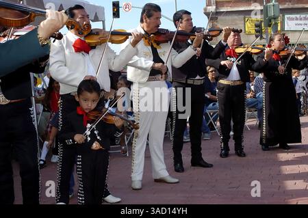 22 novembre 2005 - East Los Angeles, Californie, États-Unis - Un jeune violoniste se joint à Mariachi Plaza à Boyle Heights, un quartier à l'est du centre-ville de Los Angeles, le mardi 22 novembre 2005 lors du festival annuel Mariachi en l'honneur de Cecilia, la patronne des musiciens. (Crédit image : © Brian Cahn/ZUMAPRESS.com) Banque D'Images