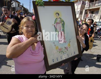 22 novembre 2005 - East Los Angeles, Californie, États-Unis - Un portrait de Sainte Cécile, la patronne des musiciens, est porté à travers Boyle Heights, un quartier à l'est du centre-ville de Los Angeles, le mardi 22 novembre 2005 lors du festival annuel Mariachi. (Crédit image : © Brian Cahn/ZUMAPRESS.com) Banque D'Images