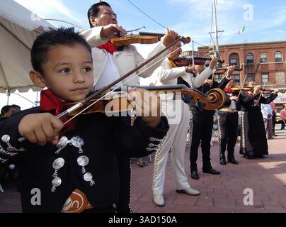 22 novembre 2005 - East Los Angeles, Californie, États-Unis - Un jeune musicien se joint à d'autres joueurs de mariachi à Mariachi Plaza, East Los Angeles, Californie, le jour de la fête de Sainte Cécile, la patronne des musiciens, le mardi 22 novembre 2005. (Crédit image : © Brian Cahn/ZUMAPRESS.com) Banque D'Images
