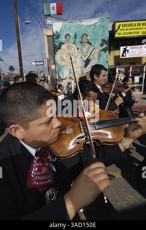 22 novembre 2005 - East Los Angeles, Californie, États-Unis - les musiciens retournent à Mariachi Plaza après une procession à travers Boyle Heights, un quartier à l'est du centre-ville de Los Angeles, le mardi 22 novembre 2005 lors du Festival Mariachi annuel honorant Sainte Cécile, la patronne des musiciens. (Crédit image : © Brian Cahn/ZUMAPRESS.com) Banque D'Images