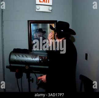 18 février 2006 - Dallas, Texas, États-Unis - musicien, auteur à succès et candidat au poste de gouverneur du Texas Kinky Friedman se prépare dans les coulisses du Poor David's Pub avant un concert-bénéfice pour son Utopia animal Rescue Ranch le samedi 18 février 2006 à Dallas, Texas. L'objectif à court terme de Friedman est de recueillir 45 000 signatures d'électeurs inscrits pour se qualifier pour une place dans l'élection de gouverneur de novembre 2006. (Crédit image : © Brian Cahn/ZUMAPRESS.com) Banque D'Images