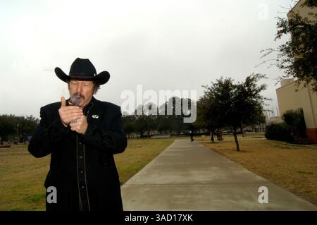 18 février 2006 - Dallas, Texas, États-Unis - le musicien, auteur à succès et politicien néophyte iconoclaste Kinky Friedman illumine encore un autre de ses cigares cubains apparemment toujours présents après avoir prononcé un discours au Dallas Press Club au Women's Museum le mardi 21 février 2006 à Dallas, Texas. L'objectif à court terme de Friedman est de recueillir 45 000 signatures d'électeurs inscrits sur des pétitions pour se qualifier pour une place sur le bulletin de vote de l'élection du gouverneur du Texas de novembre 2006. (Crédit image : © Brian Cahn/ZUMAPRESS.com) Banque D'Images