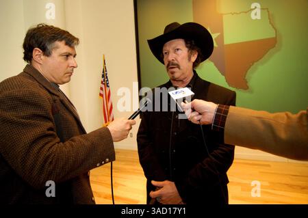 18 février 2006 - Dallas, Texas, États-Unis - Kinky Friedman, musicien, auteur à succès et politicien néophyte iconoclaste, s'entretient avec les médias au Women's Museum le mardi 21 février 2006 à Dallas, TX. L'objectif à court terme de Friedman est de recueillir 45 000 signatures d'électeurs inscrits sur des pétitions pour se qualifier pour une place sur le bulletin de vote de l'élection du gouverneur de novembre 2006. (Crédit image : © Brian Cahn/ZUMAPRESS.com) Banque D'Images