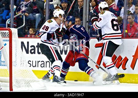 10 novembre 2011 - Columbus, Ohio, U. S - Bryan Bickell (29) et Aaron Johnson (5), défenseur des Blue Jackets de Chicago, entrent en collision derrière le filet alors que Michael Frolik (67), aile droite des Blackhawks de Chicago, tente de prendre le contrôle de la rondelle dans la deuxième période du match entre les Blackhawks de Chicago et les Blue Jackets de Columbus à Nationwide Arena, Columbus, Ohio. (Crédit image : © Scott Stuart/Southcreek/ZUMAPRESS.com) Banque D'Images