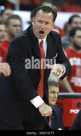 11 novembre 2011 - Raleigh, NC, États-Unis - Mark Gottfried, entraîneur-chef de l'État de Caroline du Nord, crie aux officiels lors de la première mi-temps contre UNC Asheville au RBC Center à Raleigh, Caroline du Nord, le vendredi 11 novembre 2011. (Crédit image : © Ethan Hyman/Raleigh News & observer/MCT/ZUMAPRESS.com) Banque D'Images