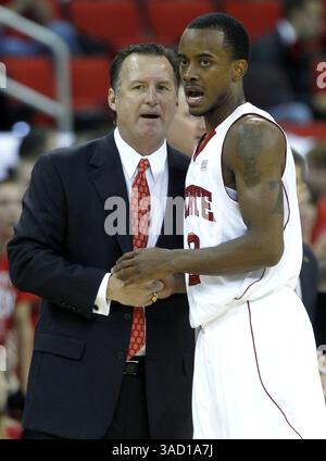 11 novembre 2011 - Raleigh, NC, États-Unis - Mark Gottfried, entraîneur-chef de l'État de Caroline du Nord, discute avec Lorenzo Brown, à droite, pendant la première mi-temps contre UNC Asheville au Centre RBC à Raleigh, Caroline du Nord, le vendredi 11 novembre 2011. (Crédit image : © Ethan Hyman/Raleigh News & observer/MCT/ZUMAPRESS.com) Banque D'Images