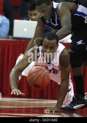 11 novembre 2011 - Raleigh, Caroline du Nord, États-Unis - Lorenzo Brown, Bottom, de Caroline du Nord, et Quinard Jackson, de UNC Asheville, s'attaquent à une balle lâche pendant la première mi-temps au RBC Center à Raleigh, Caroline du Nord, le vendredi 11 novembre 2011. (Crédit image : © Ethan Hyman/Raleigh News & observer/MCT/ZUMAPRESS.com) Banque D'Images