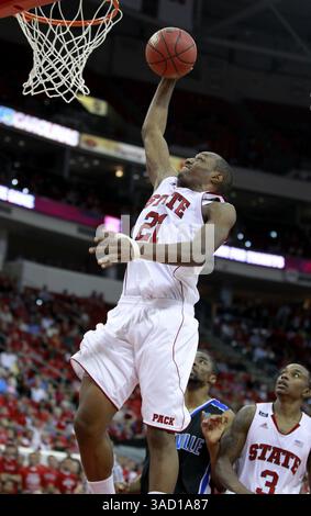 11 novembre 2011 - Raleigh, NC, États-Unis - C.J. Williams (21) de North Carolina State va pour deux au cours de la deuxième moitié de la victoire 84-75 de N.C. State contre UNC Asheville au RBC Center à Raleigh, Caroline du Nord, le vendredi 11 novembre 2011. (Crédit image : © Ethan Hyman/Raleigh News & observer/MCT/ZUMAPRESS.com) Banque D'Images