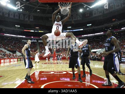 11 novembre 2011 - Raleigh, NC, États-Unis - DeShawn Painter (0) de Caroline du Nord clame en deux au cours de la deuxième moitié de la victoire de N.C. State 84-75 contre UNC Asheville au RBC Center à Raleigh, Caroline du Nord, le vendredi 11 novembre 2011. (Crédit image : © Ethan Hyman/Raleigh News & observer/MCT/ZUMAPRESS.com) Banque D'Images