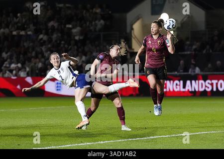 Bristol, Royaume-Uni. 04th Apr, 2025. L'anglaise Lucy Bronze (à gauche) marque le premier but de son équipe lors du match du groupe A3 de l'UEFA Women's Nations League, League A, à Ashton Gate, Bristol. Date de la photo : vendredi 4 avril 2025. Photo PA. Voir PA Story SOCCER England Women. Le crédit photo devrait se lire : Andrew Matthews/PA Wire. RESTRICTIONS : utilisation sujette aux restrictions FA. Usage éditorial exclusif. Utilisation commerciale uniquement avec le consentement écrit préalable de l'FA. Aucune modification sauf le recadrage. Crédit : Belga News Agency/Alamy Live News Banque D'Images