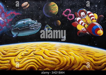 07 juillet 2007 - Roswell, Nouveau-Mexique, Etats-Unis - Une murale sur le mur à l'extérieur du restaurant McDonald's lors du 13e festival annuel d'OVNI de Roswell le mercredi 4 juillet 2007 à Roswell, Nouveau-Mexique. ..2007 marque le 60e anniversaire de l'incident de Roswell, la découverte présumée d'une soucoupe volante écrasée à 30 miles au nord du centre-ville de Roswell par le rancher W.W. ''Mac'' Brazel et la présumée ''dissimulation'' par l'armée américaine, qui a officiellement étiqueté les restes sur le site de l'accident ''un ballon météo top secret''. ..le festival Roswell, avec des éléments qui font appel au touriste et au vrai croyant, f Banque D'Images