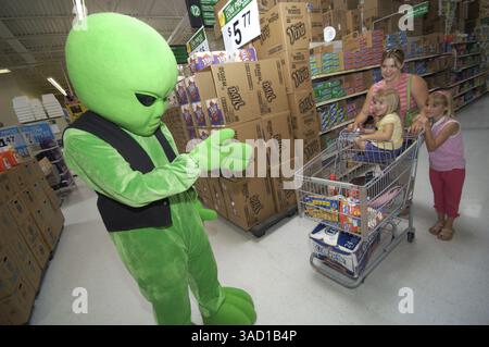 07 juillet 2007 - Roswell, Nouveau-Mexique, Etats-Unis - les acheteurs sont ravis de repérer l'accueil extraterrestre au Roswell Wal-Mart lors du Festival annuel des OVNIS le samedi 7 juillet 2007 à Roswell, Nouveau-Mexique. ..2007 marque le 60e anniversaire de l'incident de Roswell, la découverte présumée d'une soucoupe volante écrasée à 30 miles au nord du centre-ville de Roswell par le rancher W.W. ''Mac'' Brazel et la présumée ''dissimulation'' par l'armée américaine, qui a officiellement étiqueté les restes sur le site de l'accident ''un ballon météo top secret''. ..le festival Roswell, avec une panoplie d'éléments qui font appel au touriste et au Banque D'Images
