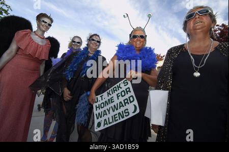 07 juillet 2007 - Roswell, Nouveau-Mexique, Etats-Unis - compétiteurs dans le concours de costumes extraterrestres pendant le Festival annuel des OVNIS le samedi 7 juillet 2007 à Roswell, Nouveau-Mexique. ..2007 marque le 60e anniversaire de l'incident de Roswell, la découverte présumée d'une soucoupe volante écrasée à 30 miles au nord du centre-ville de Roswell par le rancher W.W. ''Mac'' Brazel et la présumée ''dissimulation'' par l'armée américaine, qui a officiellement étiqueté les restes sur le site de l'accident ''un ballon météo top secret''. ..le festival Roswell, avec une panoplie d'éléments qui font appel au touriste et au vrai croyant, présente un Banque D'Images
