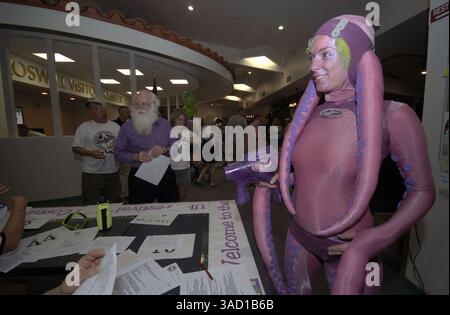 07 juillet 2007 - Roswell, Nouveau-Mexique, USA - Grace Sedeen, de New York, s'inscrit au concours de costumes extraterrestres en tant que ''Octopussy'' lors du Festival annuel des OVNIS le samedi 7 juillet 2007 à Roswell, Nouveau-Mexique. ..2007 marque le 60e anniversaire de l'incident de Roswell, la découverte présumée d'une soucoupe volante écrasée à 30 miles au nord du centre-ville de Roswell par le rancher W.W. ''Mac'' Brazel et la présumée ''dissimulation'' par l'armée américaine, qui a officiellement étiqueté les restes sur le site de l'accident ''un ballon météo top secret''. ..le festival Roswell, avec une panoplie d'éléments qui font appel à la Banque D'Images