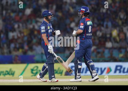 LUCKNOW, INDE - 4 AVRIL : Mitchell Marsh de Lucknow Super Giants (R) et Aiden Markram de Lucknow Super Giants lors du match IPL 2025 entre Lucknow Super Giants et Mumbai Indians le 4 avril 2025, à Lucknow, en Inde. (Photo de Surjeet Yadav/MB Media) Banque D'Images