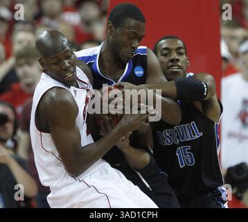 11 novembre 2011 - Raleigh, Caroline du Nord, États-Unis - DeShawn Painter, à gauche, et Quinard Jackson, au centre, de l'UNC Asheville, et Jeremy Atkinson (15 ans) combattent pour le ballon pendant la première mi-temps au RBC Center à Raleigh, Caroline du Nord, le vendredi 11 novembre 2011. (Crédit image : © Ethan Hyman/Raleigh News & observer/MCT/ZUMAPRESS.com) Banque D'Images