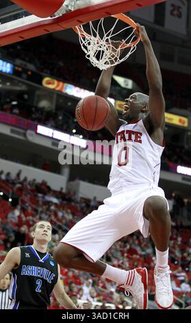 11 novembre 2011 - Raleigh, NC, États-Unis - DeShawn Painter (0) de Caroline du Nord clame en deux au cours de la deuxième moitié de la victoire de N.C. State 84-75 contre UNC Asheville au RBC Center à Raleigh, Caroline du Nord, le vendredi 11 novembre 2011. (Crédit image : © Ethan Hyman/Raleigh News & observer/MCT/ZUMAPRESS.com) Banque D'Images