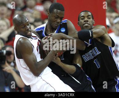11 novembre 2011 - Raleigh, Caroline du Nord, États-Unis - DeShawn Painter, de Caroline du Nord, et Quinard Jackson, de UNC Asheville, au centre, et Jeremy Atkinson, à droite, se battent pour le ballon pendant la première mi-temps au RBC Center à Raleigh, Caroline du Nord, le vendredi 11 novembre 2011. (Crédit image : © Ethan Hyman/Raleigh News & observer/MCT/ZUMAPRESS.com) Banque D'Images