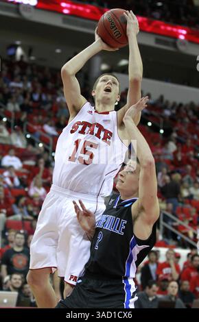 11 novembre 2011 - Raleigh, Caroline du Nord, États-Unis - Scott Wood (15) de North Carolina State tire sur la défense de Matt Dickey de UNC Asheville pendant la deuxième moitié de la victoire de N.C. State 84-75 au RBC Center à Raleigh, Caroline du Nord, le vendredi 11 novembre 2011. (Crédit image : © Ethan Hyman/Raleigh News & observer/MCT/ZUMAPRESS.com) Banque D'Images