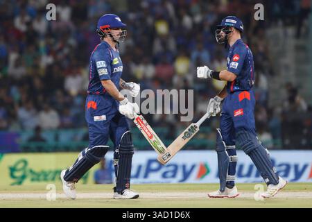 LUCKNOW, INDE - 4 AVRIL : Mitchell Marsh de Lucknow Super Giants (l) et Aiden Markram de Lucknow Super Giants lors du match IPL 2025 entre Lucknow Super Giants et Mumbai Indians le 4 avril 2025, à Lucknow, en Inde. (Photo de Surjeet Yadav/MB Media) Banque D'Images