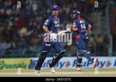 LUCKNOW, INDE - 4 AVRIL : Mitchell Marsh de Lucknow Super Giants (l) et Aiden Markram de Lucknow Super Giants courent entre le guichet lors du match IPL 2025 entre Lucknow Super Giants et Mumbai Indians le 4 avril 2025, à Lucknow, en Inde. (Photo de Surjeet Yadav/MB Media) Banque D'Images