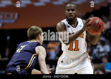11 novembre 2011 : Trae Golden (11 ans), garde du Tennessee, en action pendant la première moitié d'un match de basket-ball de la NCAA entre les volontaires du Tennessee et les Greensboro Spartans de l'UNC au Thompson-Boling Arena à Knoxville TN. (CAL Sport Media/TplSports.com)(Credit image : © Tplsports. COM/Cal Sport Media/ZUMAPRESS.com) Banque D'Images