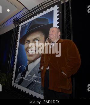 12 décembre 2007 - Beverly Hills, Californie, États-Unis - Frank Sinatra, Jr. pose pour les photographes après le dévoilement d'un timbre commémoratif du service postal des États-Unis en l'honneur de son père, à Beverly Hills, Californie, le mercredi 12 décembre 2007. L'artiste de timbre, Kazuhiko Sano, a basé son travail sur une photographie des années 1950 de l'icône du divertissement. Il représente le sourire charismatique de Sinatra, la marque de fabrique Fedora et les yeux bleu cobalt qui lui ont valu le surnom de ''ol' Blue Eyes.'' L'autographe de Sinatra figure également sur le timbre. Environ 120 millions de timbres Sinatra seront imprimés par l'USPS et issu Banque D'Images