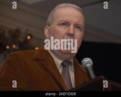 12 décembre 2007 - Beverly Hills, Californie, États-Unis - Frank Sinatra, Jr. intervient lors du dévoilement du timbre commémoratif du United States postal Service honorant son père, à Beverly Hills, Californie, le mercredi 12 décembre 2007. L'artiste de timbre, Kazuhiko Sano, a basé son travail sur une photographie des années 1950 de l'icône du divertissement. Il représente le sourire charismatique de Sinatra, la marque de fabrique Fedora et les yeux bleu cobalt qui lui ont valu le surnom de ''ol' Blue Eyes.'' L'autographe de Sinatra figure également sur le timbre. Environ 120 millions de timbres Sinatra seront imprimés par l'USPS et émis au printemps Banque D'Images