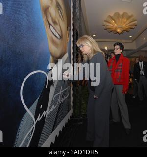 12 décembre 2007 - Beverly Hills, Californie, États-Unis - avec sœur Tina regardant, Nancy, la fille de Frank Sinatra (à gauche) cherche un spot pour signer son nom sur le timbre commémoratif du service postal des États-Unis en hommage à son père, à Beverly Hills, Californie, le mercredi 12 décembre 2007. L'artiste de timbre, Kazuhiko Sano, a basé son travail sur une photographie des années 1950 de l'icône du divertissement. Il représente le sourire charismatique de Sinatra, la marque de fabrique Fedora et les yeux bleu cobalt qui lui ont valu le surnom de ''ol' Blue Eyes.'' L'autographe de Sinatra figure également sur le timbre. Environ 120 millions de Sinatra STA Banque D'Images