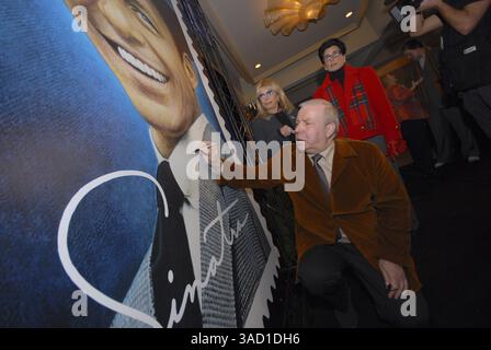 12 décembre 2007 - Beverly Hills, Californie, États-Unis - avec ses sœurs Nancy, à gauche, et Tina derrière lui, Frank Sinatra, Jr. signe le timbre commémoratif du service postal des États-Unis en l'honneur de leur père, à Beverly Hills, Californie, le mercredi 12 décembre 2007. L'artiste de timbre, Kazuhiko Sano, a basé son travail sur une photographie des années 1950 de l'icône du divertissement. Il représente le sourire charismatique de Sinatra, la marque de fabrique Fedora et les yeux bleu cobalt qui lui ont valu le surnom de ''ol' Blue Eyes.'' L'autographe de Sinatra figure également sur le timbre. Environ 120 millions de timbres Sinatra seront imprimés par le Banque D'Images