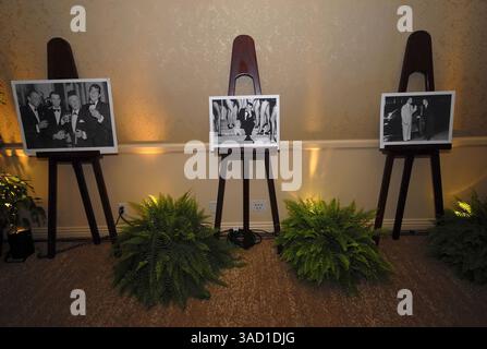 12 décembre 2007 - Beverly Hills, Californie, États-Unis - des photographies de la carrière historique de Frank Sinatra sont exposées dans la salle de bal de l'hôtel où le service postal des États-Unis a dévoilé un timbre commémoratif plus grand que grandeur nature en l'honneur de Sinatra, à Beverly Hills, Californie, le mercredi 12 décembre 2007. L'artiste de timbre, Kazuhiko Sano, a basé son travail sur une photographie des années 1950 de l'icône du divertissement. Il représente le sourire charismatique de Sinatra, la marque de fabrique Fedora et les yeux bleu cobalt qui lui ont valu le surnom de ''ol' Blue Eyes.'' L'autographe de Sinatra figure également sur le timbre. Environ 120 km Banque D'Images