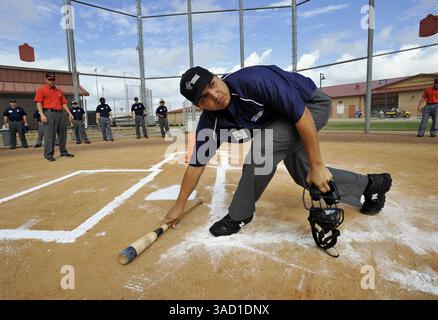 22 janvier 2008 - Kissimmee, Floride, États-Unis - Javier Cantu, Jr. s'entraîne à balayer la chauve-souris pour des raisons de sécurité, tout en gardant un œil sur le jeu à la Jim Evans Academy of Professional Umpiring au Osceola County Stadium and Sports Complex à Kissimmee, Floride, le mardi 22 janvier 2008. Au cours d'un cours professionnel de 5 semaines avec une instruction en classe et sur le terrain d'un personnel dirigé par l'ancien chef d'équipe de la Ligue américaine Jim Evans, les étudiants apprennent les principes fondamentaux et les points plus fins de l'arbitrage, en mettant l'accent sur la mécanique appropriée, les signaux, la communication et l'application de t Banque D'Images