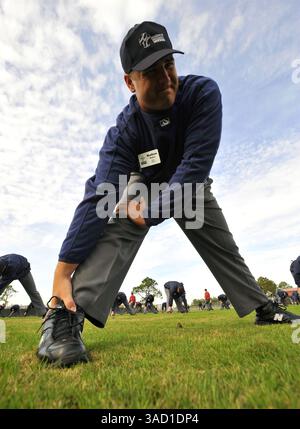 22 janvier 2008 - Kissimmee, Floride, États-Unis - Matthew Mullins étire ses ischio-jambiers pendant les échauffements post-déjeuner à la Jim Evans Academy of Professional Umpiring au Osceola County Stadium and Sports Complex à Kissimmee, Floride, le mardi 15 janvier 2008. Au cours d'un cours professionnel de 5 semaines avec instruction en classe et sur le terrain d'un personnel dirigé par l'ancien chef d'équipe de la Ligue américaine Jim Evans, les étudiants apprennent les principes fondamentaux et les points plus fins de l'arbitrage, en mettant l'accent sur la mécanique appropriée, les signaux, la communication et l'application des règles. Sur les 125 étudiants participant à la Banque D'Images