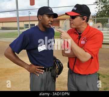 22 janvier 2008 - Kissimmee, Floride, États-Unis - DJ Reyburn, instructeur, se dispute au sujet d'un appel avec l'étudiant Derrick Brooks à la Jim Evans Academy of Professional Umpiring au Osceola County Stadium and Sports Complex à Kissimmee, Floride, le mardi 22 janvier 2008. Au cours d'un cours professionnel de 5 semaines avec instruction en classe et sur le terrain d'un personnel dirigé par l'ancien chef d'équipe de la Ligue américaine Jim Evans, les étudiants apprennent les principes fondamentaux et les points plus fins de l'arbitrage, en mettant l'accent sur la mécanique appropriée, les signaux, la communication et l'application des règles. Sur les 125 étudiants participant à la Banque D'Images