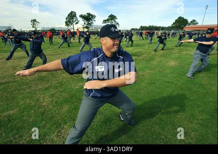 22 janvier 2008 - Kissimmee, Floride, États-Unis - Matthew Mullins et d'autres étudiants se soulèvent avant des exercices à la Jim Evans Academy of Professional Umpiring au Osceola County Stadium and Sports Complex à Kissimmee, Floride, le mercredi 9 janvier 2008. Au cours d'un cours professionnel de 5 semaines avec instruction en classe et sur le terrain d'un personnel dirigé par l'ancien chef d'équipe de la Ligue américaine Jim Evans, les étudiants apprennent les principes fondamentaux et les points plus fins de l'arbitrage, en mettant l'accent sur la mécanique appropriée, les signaux, la communication et l'application des règles. Sur les 125 étudiants qui fréquentent l'académie, Banque D'Images